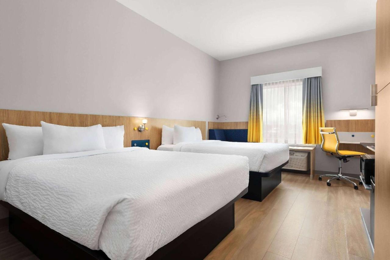 Microtel Inn & Suites By Wyndham Lachute Екстер'єр фото