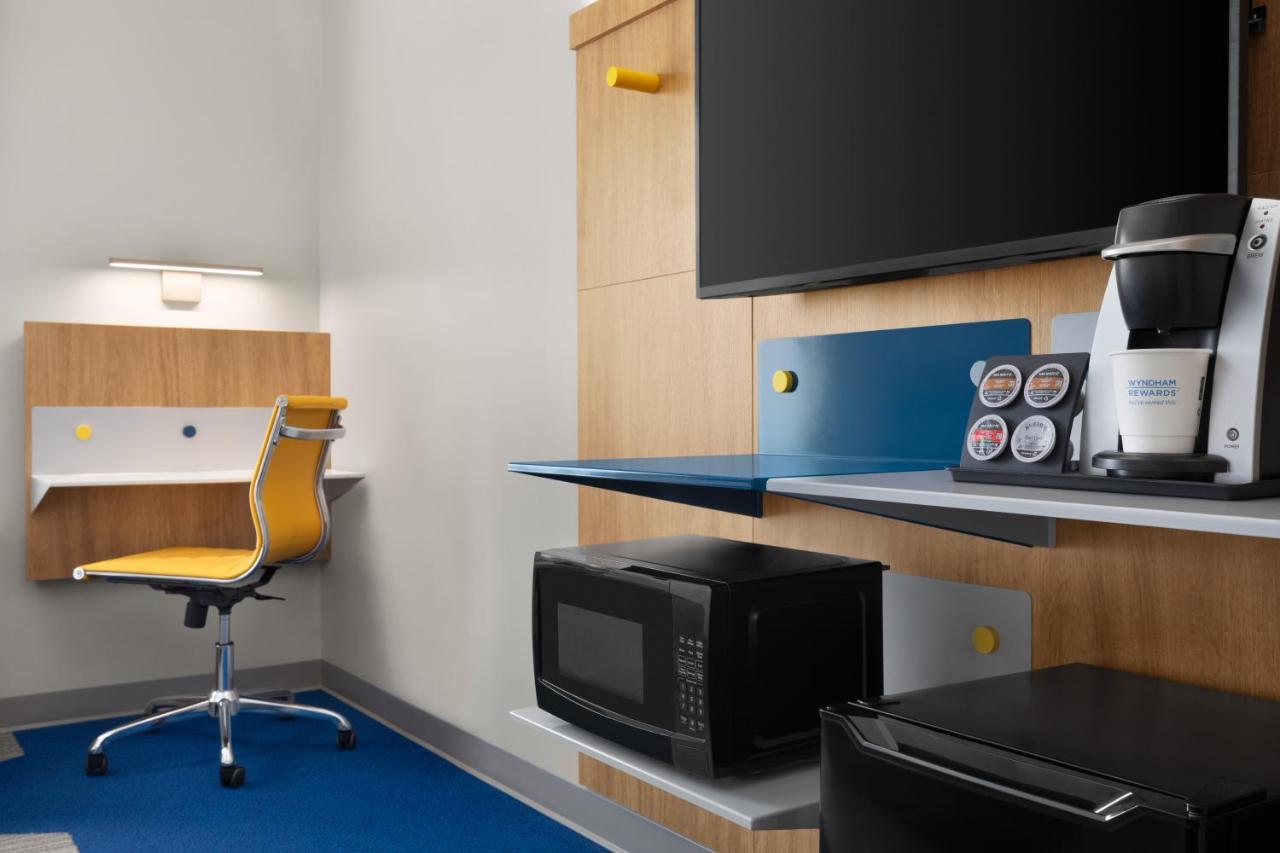 Microtel Inn & Suites By Wyndham Lachute Екстер'єр фото