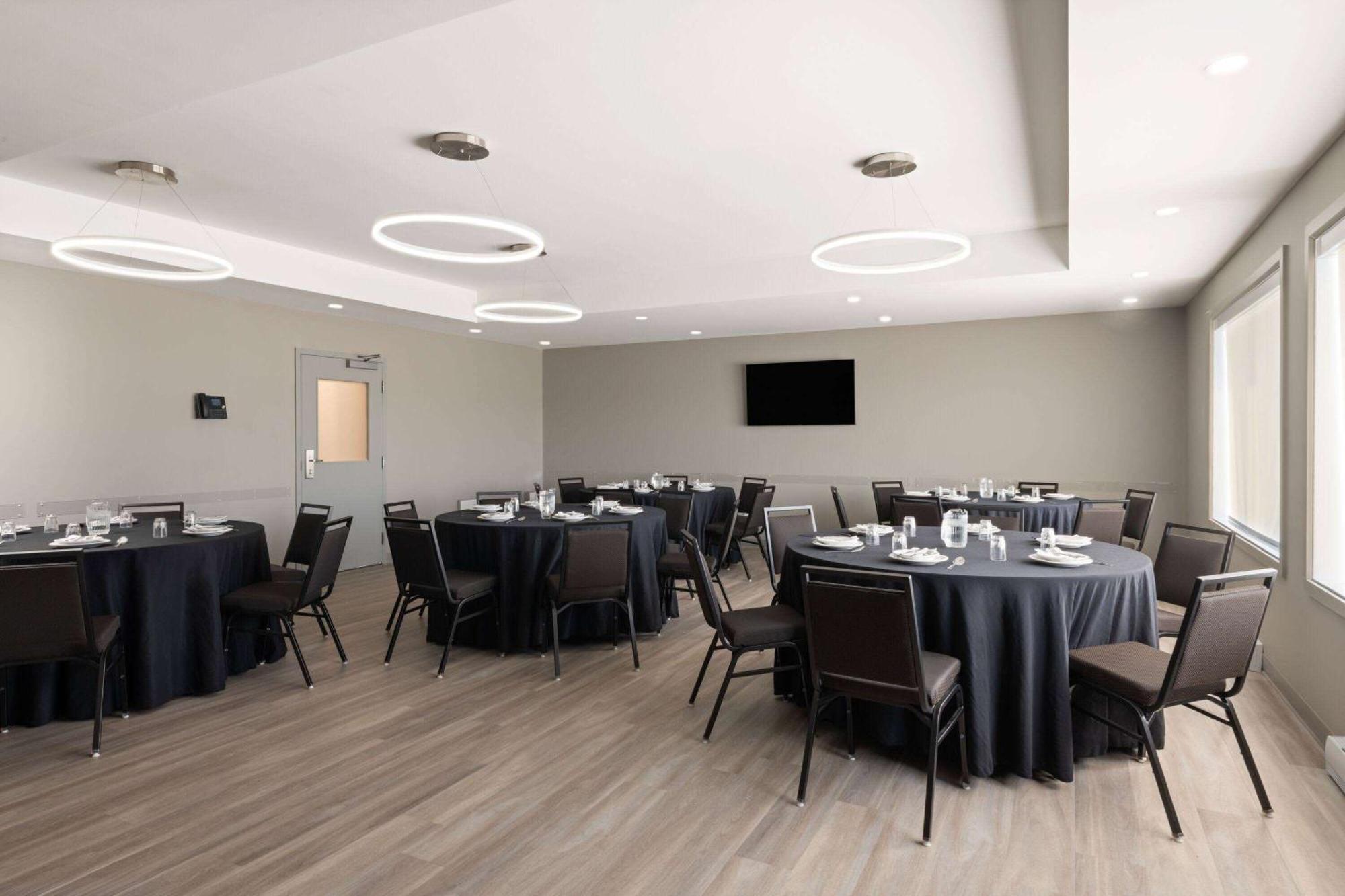 Microtel Inn & Suites By Wyndham Lachute Екстер'єр фото