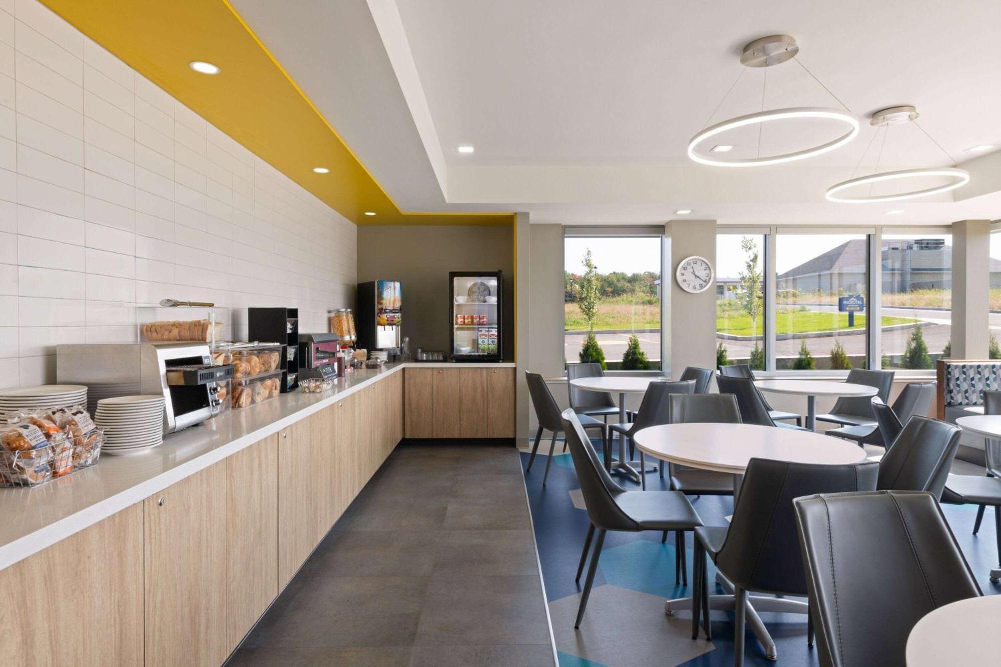 Microtel Inn & Suites By Wyndham Lachute Екстер'єр фото