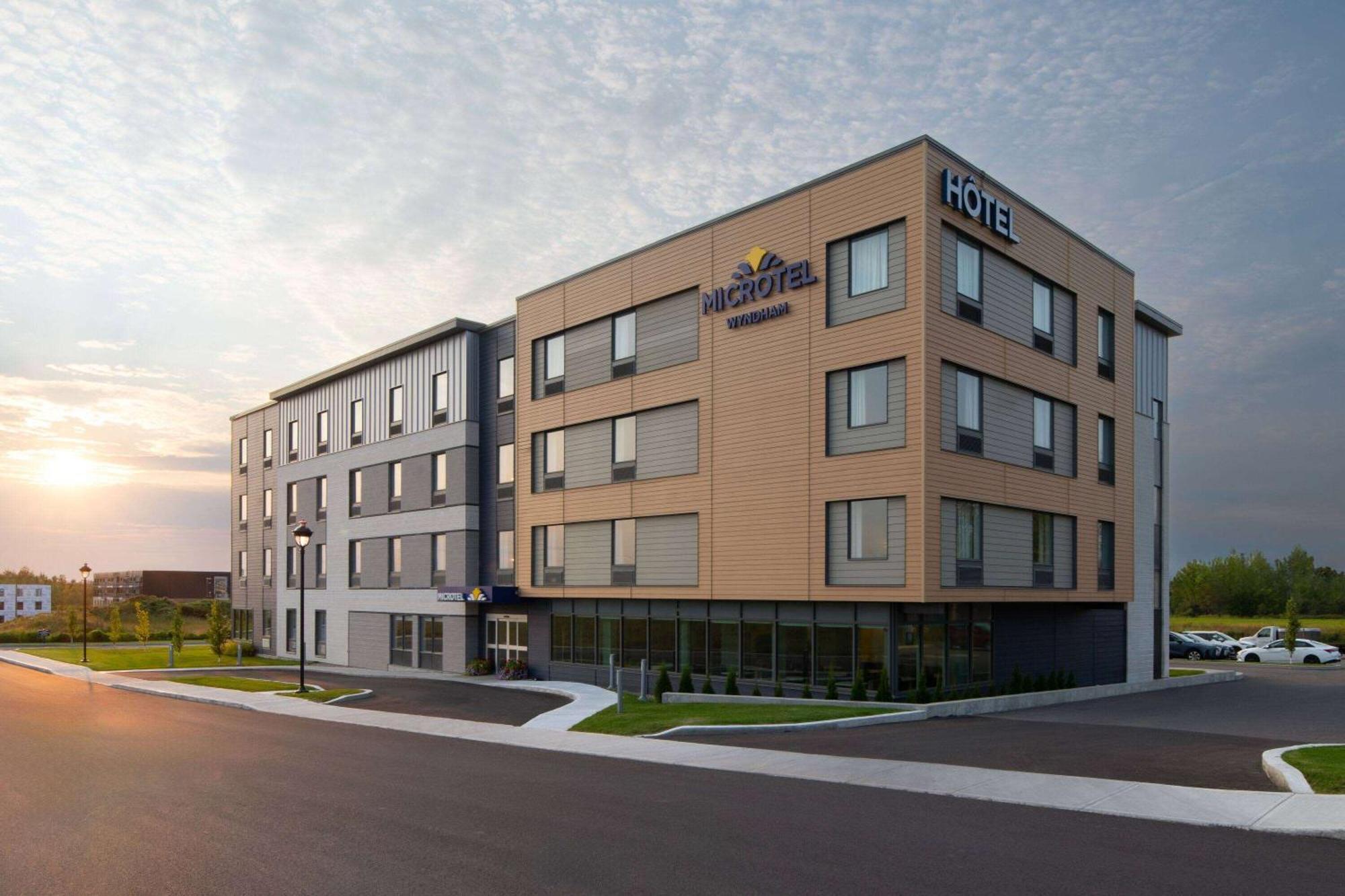Microtel Inn & Suites By Wyndham Lachute Екстер'єр фото